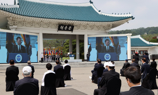 문재인 대통령이 6일 서울시 동작구 국립서울현충원에서 열린 제66회 현충일 추념식에 참석, 추념사를 하고 있다. 연합뉴스.